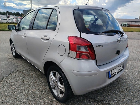 Toyota Yaris 7 of 24