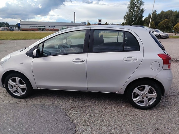 Toyota Yaris 3 of 24