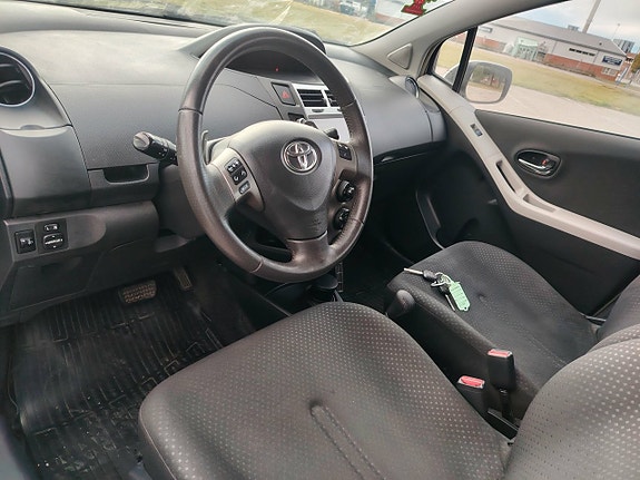 Toyota Yaris 24 of 24