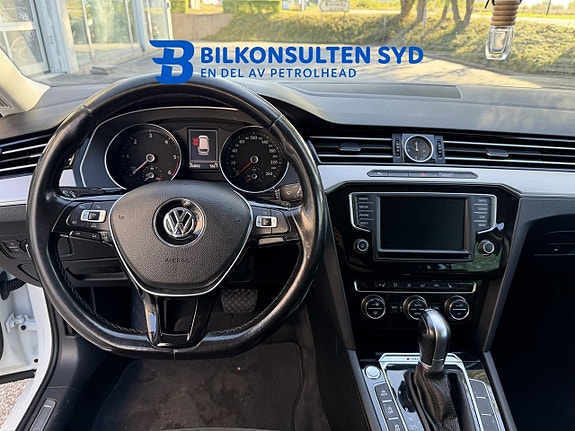 Volkswagen Passat 9 of 16