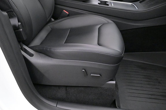 Tesla Model Y 13 of 27
