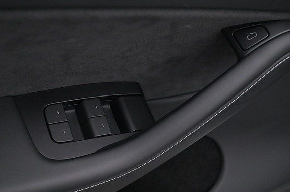 Tesla Model Y 10 of 27