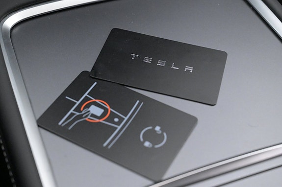 Tesla Model Y 24 of 27