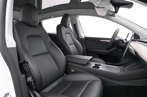 Tesla Model Y 12 of 27