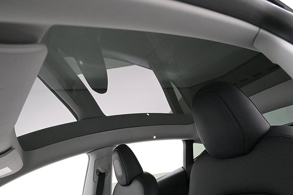 Tesla Model Y 25 of 27