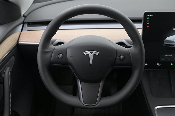 Tesla Model Y 7 of 27