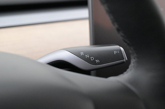 Tesla Model Y 8 of 27