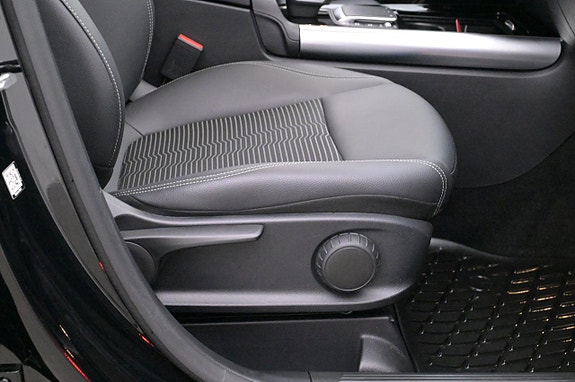 Mercedes-Benz GLA250 e 15 of 27