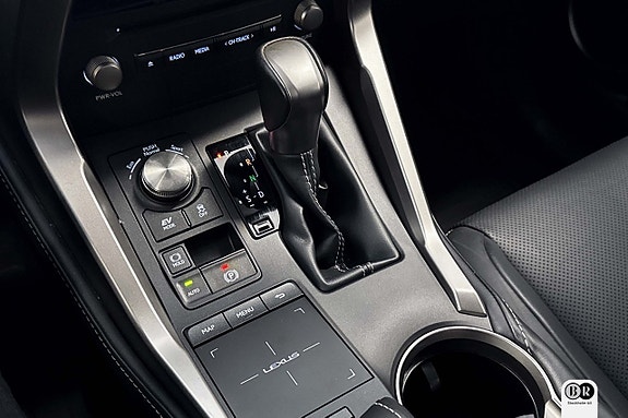 Lexus NX300h 15 of 17