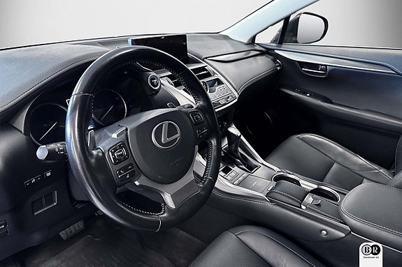Lexus NX300h 7 of 17