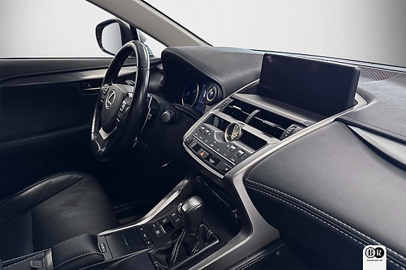 Lexus NX300h 6 of 17