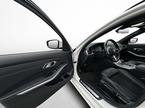BMW 330e 12 of 30