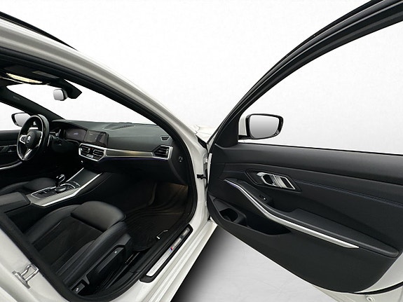 BMW 330e 29 of 30