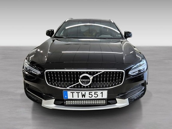 Volvo V90 Cross Country 2 of 12