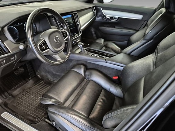 Volvo V90 Cross Country 7 of 12
