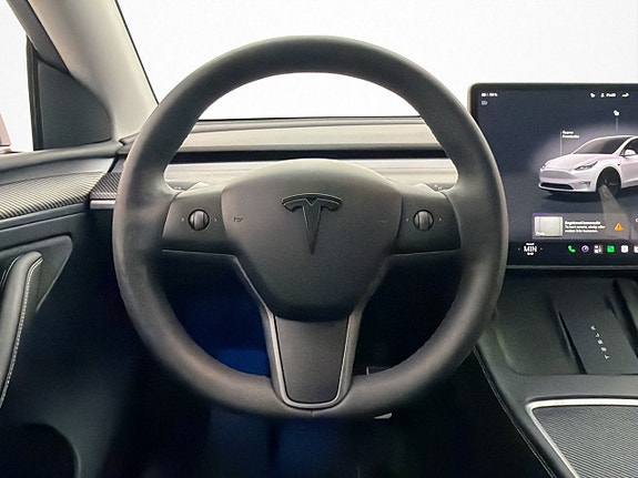 Tesla Model Y 14 of 30