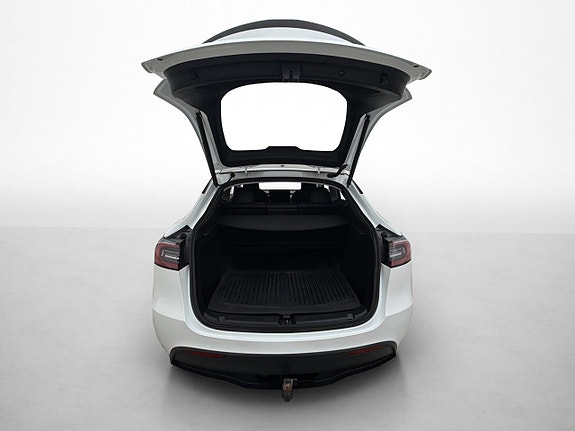 Tesla Model Y 29 of 30