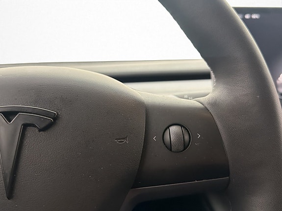 Tesla Model Y 16 of 30