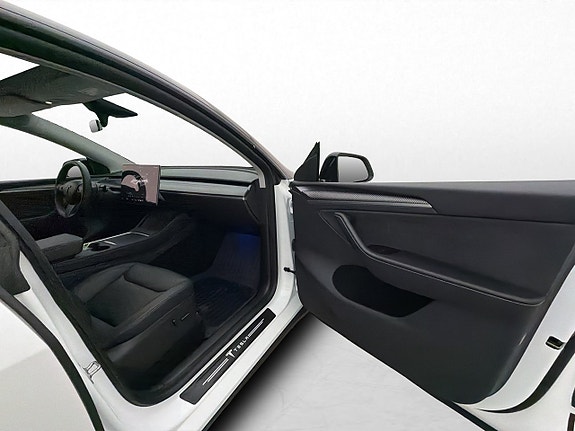 Tesla Model Y 27 of 30