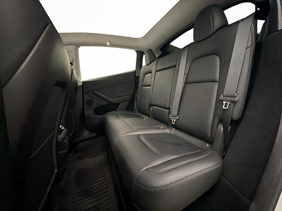 Tesla Model Y 28 of 30