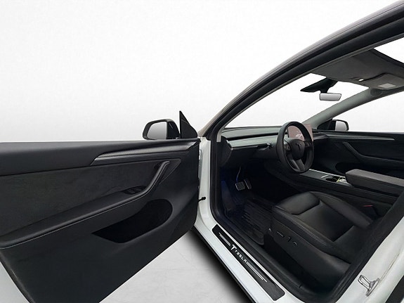Tesla Model Y 11 of 30