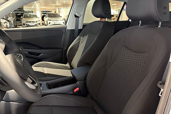 Volkswagen T-Roc 19 of 24