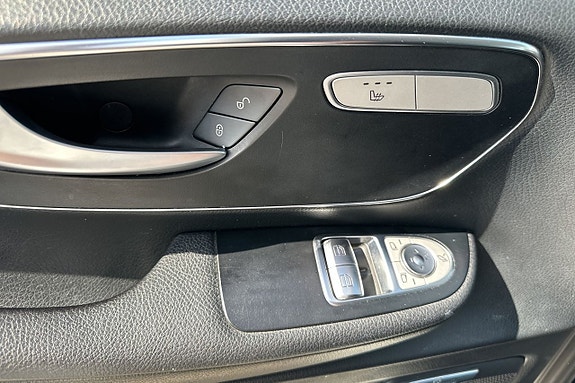 Mercedes-Benz V250 25 of 30