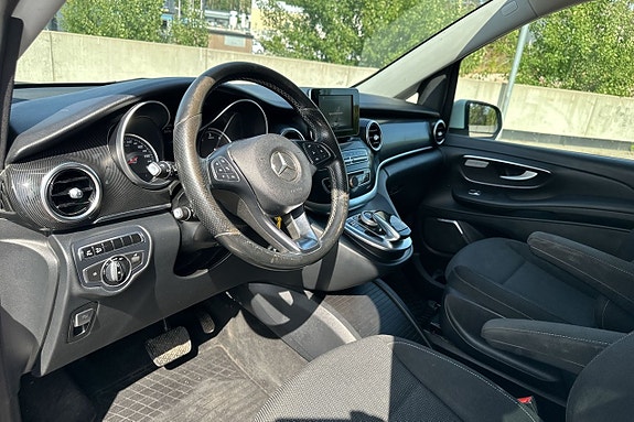 Mercedes-Benz V250 24 of 30