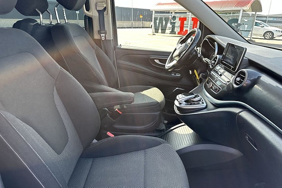 Mercedes-Benz V250 19 of 30