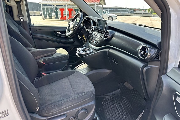 Mercedes-Benz V250 18 of 30