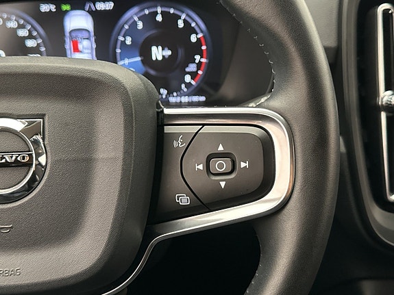 Volvo XC40 17 of 27