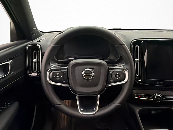 Volvo XC40 13 of 30