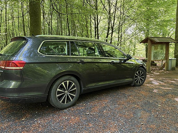 Volkswagen Passat 4 of 17