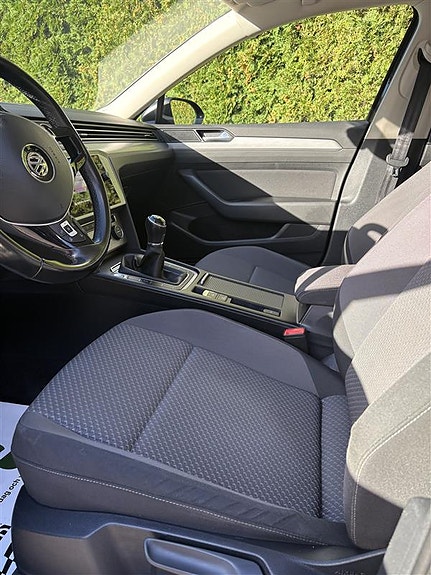 Volkswagen Passat 12 of 17