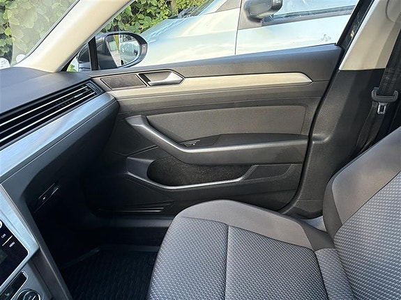 Volkswagen Passat 10 of 17