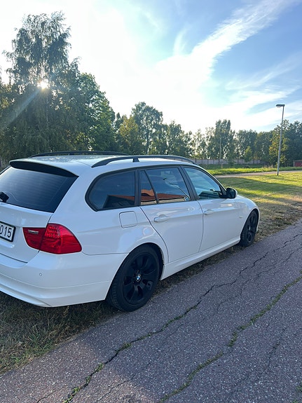 BMW 320d 4 of 5