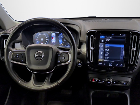 Volvo XC40 8 of 17
