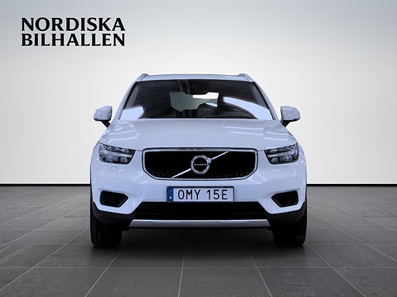 Volvo XC40 2 of 17