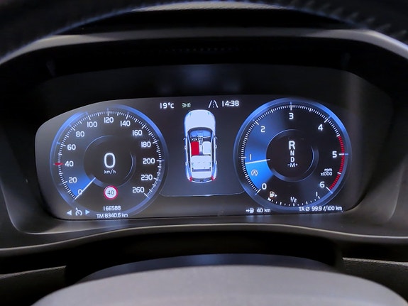 Volvo XC40 10 of 17