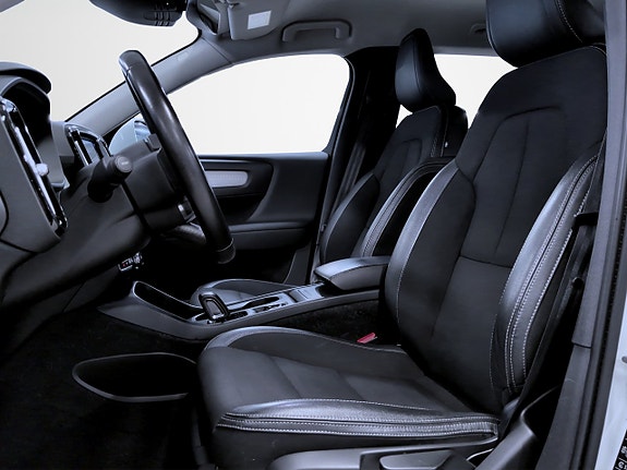 Volvo XC40 6 of 17