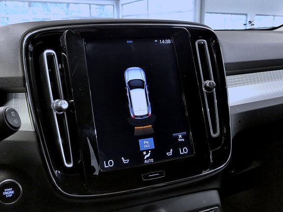 Volvo XC40 11 of 17