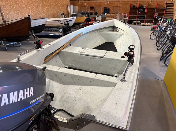Uttern 495 & Yamaha 25hk 6 of 7