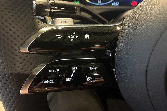 Mercedes-Benz E300 7 of 15
