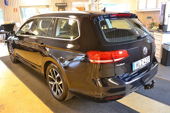 Volkswagen Passat 4 of 17