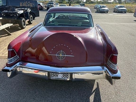 Lincoln Continental 4 of 11