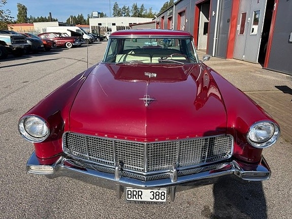 Lincoln Continental 5 of 11