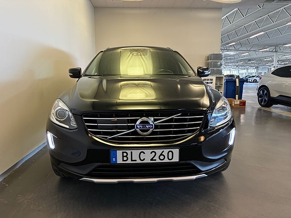 Volvo XC60 2 of 19