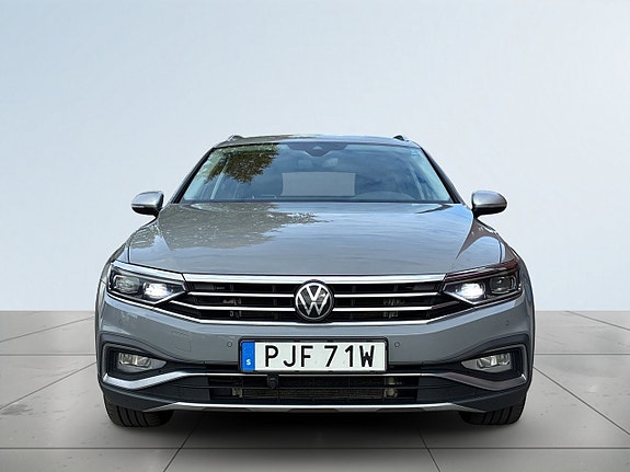 Volkswagen Passat Alltrack 2 of 26