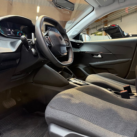 Peugeot 208 8 of 12
