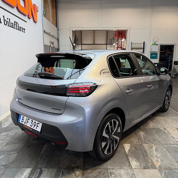 Peugeot 208 4 of 12